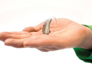 Las prótesis auditivas a Medida es decir,los audífonos son dispositivos médicos diseñados para ayudar a las personas con problemas de audición a escuchar mejor. Las prótesis auditivas están disponibles en una variedad de tipos y estilos, y cada uno tiene sus ventajas y desventajas.
